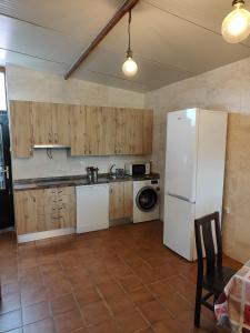 eine Küche mit einem weißen Kühlschrank und einer Spüle in der Unterkunft Hotel la Hoja*** in Aldeadávila de la Ribera + 6 Fotos