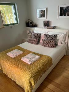 En eller flere senge i et værelse på Cativo Flat - Lovely 2 Bedroom Duplex in Porto