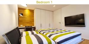 ハノーファーにあるDein Chill-Space mitten in Hannoverのベッド2台が隣同士に設置された部屋です。