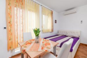 a small room with a table and a bed at Apartments Manuela in Pula