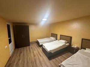 Postel nebo postele na pokoji v ubytování MBM Hotel Yerevan