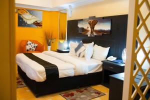 ein Schlafzimmer mit einem großen Bett in einem Zimmer in der Unterkunft Hotel Kingdom in Mwanza