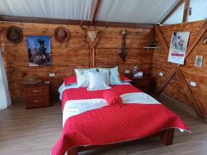Postel nebo postele na pokoji v ubytování Eco Cabañas Montana + 37 fotografií