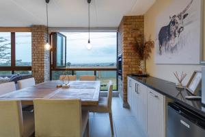 een keuken en eetkamer met een tafel en stoelen bij A luxurious and modern apartment in Midrand