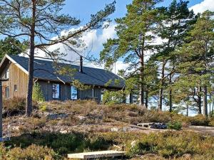 uma casa no topo de uma colina com árvores em Holiday home Risør em Risør