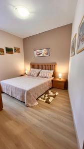 ein Schlafzimmer mit einem großen Bett und zwei Lampen in der Unterkunft Casa Meda Girasole in Peschiera del Garda