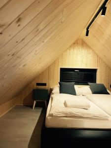 een slaapkamer met een bed op zolder bij PRIMÁTOR CAMPING RESORT LITOMYŠL in Litomyšl