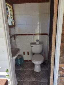 Koupelna v ubytování EL TESORO DE CURIÑANCO CABAÑA 1