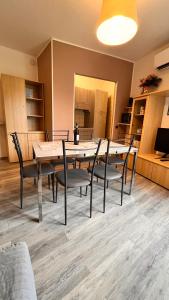 ein Esszimmer mit einem Tisch und Stühlen in der Unterkunft Casa Meda Girasole in Peschiera del Garda