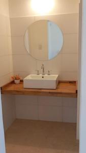 y baño con lavabo blanco y espejo. en Posada Rojo Malbec en San Rafael
