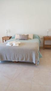 1 dormitorio con 1 cama con 2 toallas en Posada Rojo Malbec en San Rafael