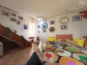 ein Wohnzimmer mit einem Tisch und einem Sofa in der Unterkunft Napoleon in Pozzuoli