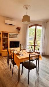ein Esszimmer mit einem Tisch mit Stühlen und einem Tisch in der Unterkunft Casa Meda Girasole in Peschiera del Garda