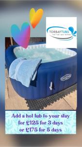un annuncio per una vasca idromassaggio per il vostro soggiorno o per le vostre visite giornaliere di Gingerbread Lodge a Torquay