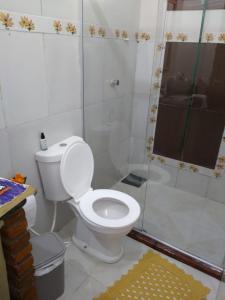 uma casa de banho com um WC e um chuveiro em Cantinho da Margarete em Santa Cruz Cabrália