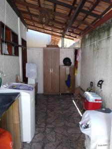 uma cozinha com máquina de lavar e secar roupa num quarto em Cantinho da Margarete em Santa Cruz Cabrália