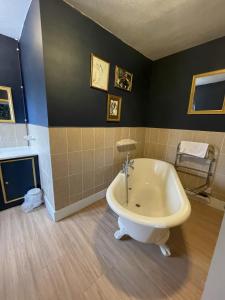 a bathroom with a bath tub in a room at The Kings Arms Inn in Yeovil
