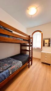 1 Schlafzimmer mit 2 Etagenbetten und einem Fenster in der Unterkunft Casa Meda Girasole in Peschiera del Garda