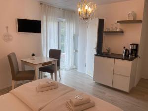 a room with a bed and a table and a kitchen at Gästehaus Paulina in Cochem