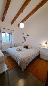 ein Schlafzimmer mit einem großen Bett in einem Zimmer in der Unterkunft Villa Carmen in Bocairent