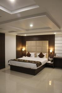 Un pat sau paturi într-o cameră la Hotel Royal Heritage Guwahati