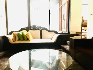 uma sala de estar com um sofá e uma mesa de vidro em VILLA COLOMBO7 5BR HOLIDAY HOME UP to 10 Guests em Colombo