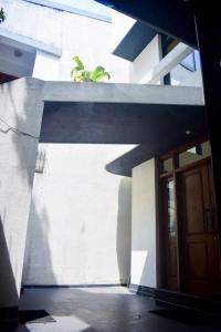 VILLA COLOMBO7 5BR HOLIDAY HOME UP to 10 Guests في كولومبو: مدخل مبنى مع مدخل وباب