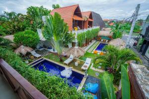 una vista aérea de una casa con piscina en Shortcut Breeze Guest House, en Canggu