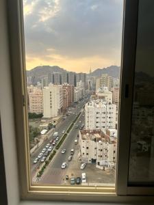 a view of a highway from a window of a city at فندق ملتقي الإيمان للضيافة السياحي in Makkah