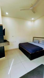 een slaapkamer met een blauw bed in een kamer bij Hotel diamond tree by dream homes group in Agra