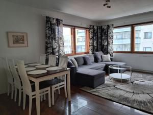 een woonkamer met een bank en een tafel bij Elice Apartment in Rovaniemi