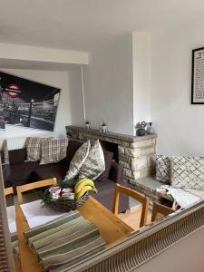 ein Wohnzimmer mit einem Sofa und einem Tisch in der Unterkunft 3 bedroom flat in Maida Vale in London