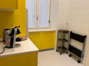 Kuchyňa alebo kuchynka v ubytovaní NAPOLIFOREVER Chiaia APARTMENT