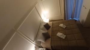 an overhead view of a bedroom with a bed with pillows at B & B Domus San PietRo in Rossano +7 photos