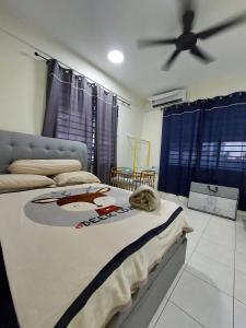 1 dormitorio con 1 cama y ventilador de techo en S99 HOMESTAY KUDAT, en Kudat