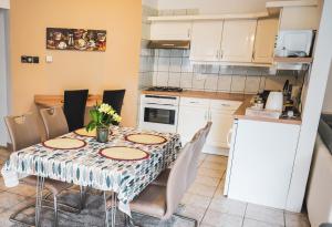 Kuchnia lub aneks kuchenny w obiekcie Bory Apartman, zárt udvari parkolás, MET Aréna 2,5 km