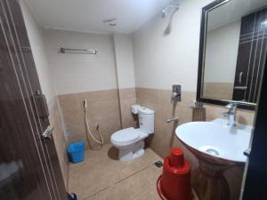 ein Bad mit einem WC und einem Waschbecken in der Unterkunft Hotel S.A International in Cox's Bazar
