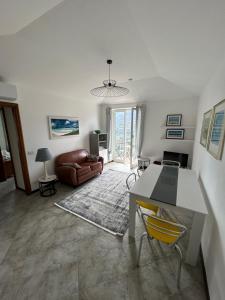 ein Wohnzimmer mit einem Tisch und einem Sofa in der Unterkunft La Vigie by PortofinoVacanze in Santa Margherita Ligure