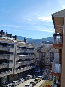 una ciudad con coches estacionados en un estacionamiento en APARTAMENTO ESTEL en La Seu d'Urgell