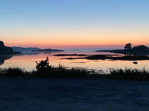 BunessanBunessan Inn的水面上的日落