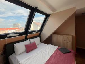 1 dormitorio con cama y ventana grande en Aurellia Serviced Apartments, en Viena