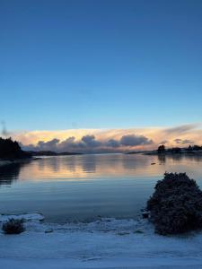 Una vista de un cuerpo de agua con nieve. en Bunessan Inn, en Bunessan