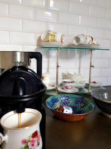 blat z dzbankiem do herbaty i miską na stole w obiekcie Antwerpen perfect location w Antwerpii
