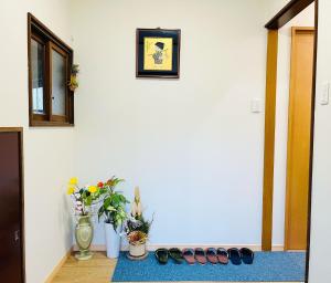 豐中的住宿－Otami Stay，一条种植了植物的走廊,一条蓝色的地毯