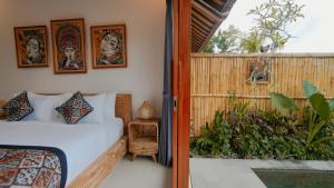 Postel nebo postele na pokoji v ubytování Uma Rimbun Pool Villa by Uniquecations