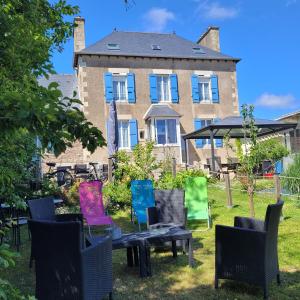 un grupo de sillas frente a una casa en Maison d’hôtes KERGIQUEL, en Paimpol