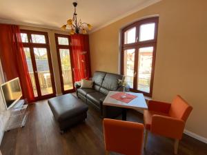 un salon avec un canapé et une table dans l'établissement Venedig und Amsterdam, à Plau am See