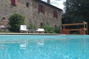 una casa con 2 sillas y una piscina en Villa San Ansanino-Piscina privata en Pari