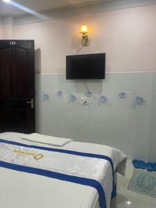 Ðông HòaにあるHương Thiên Phú Hotelのベッドルーム(ベッド1台、薄型テレビ付)