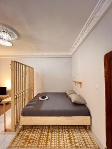 1 dormitorio con 1 cama con colchón negro en De Bali à Conaky *KIPE*, en Conakry